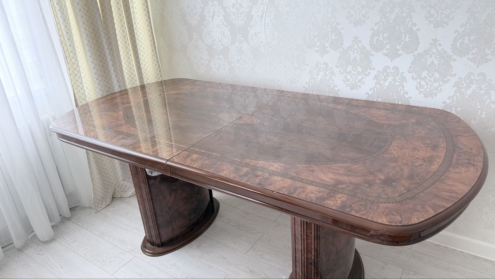 Продам стол из дубового дерева.