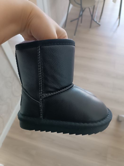 Продаю детские угги