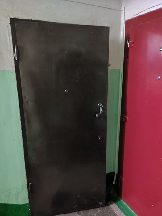 Железная дверь в хорошем состоянии