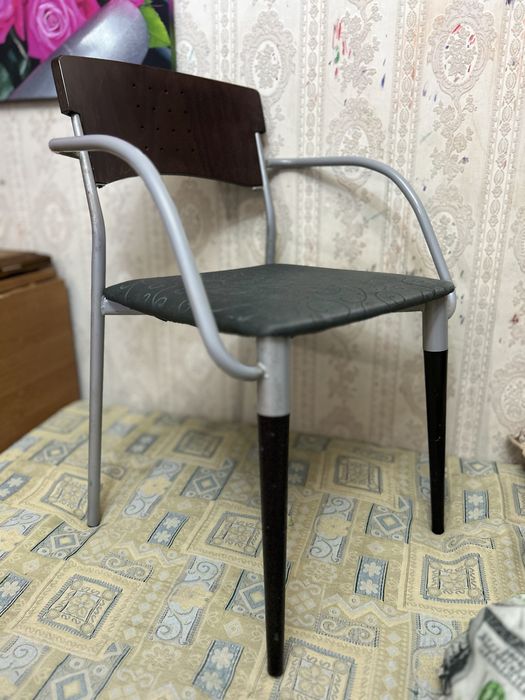 Продам стол книжку и стулья