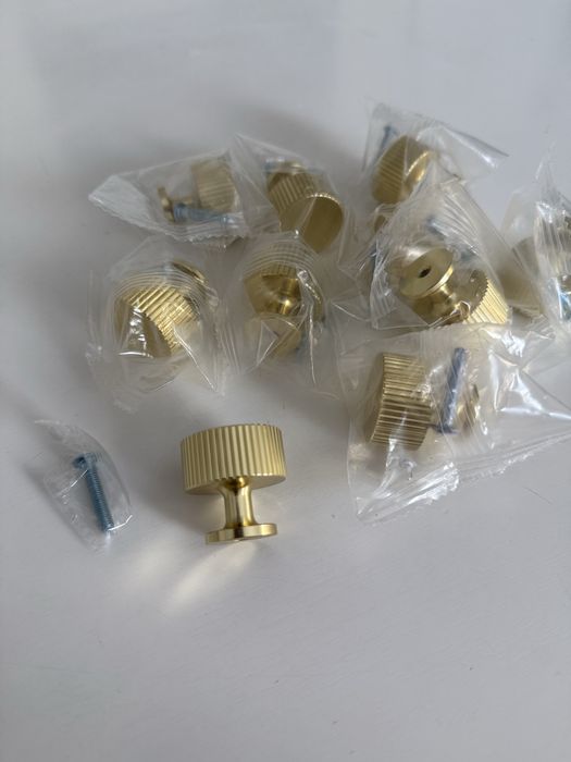 Butoni mobilier moderni aurii