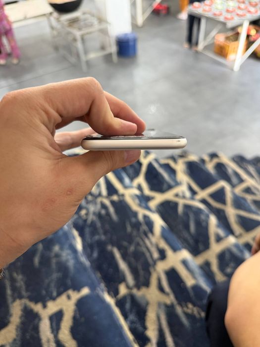 Iphone se 3 срочно сотилади