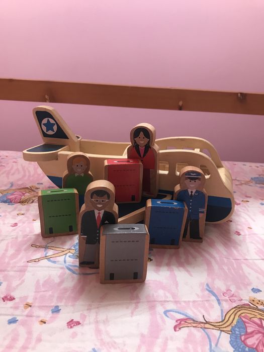 Дървена къща, ферма и самолет