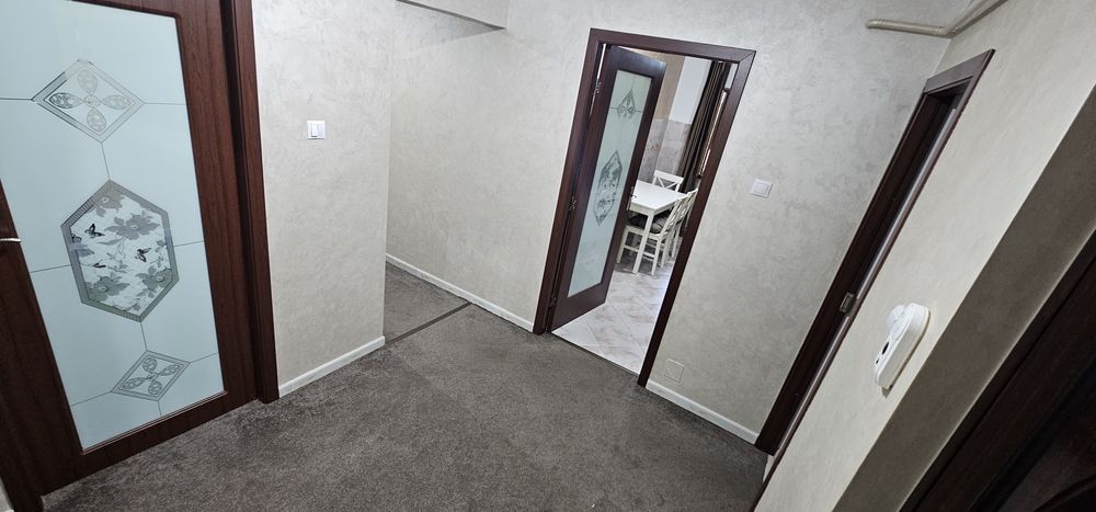 Închiriez apartament 3 camere