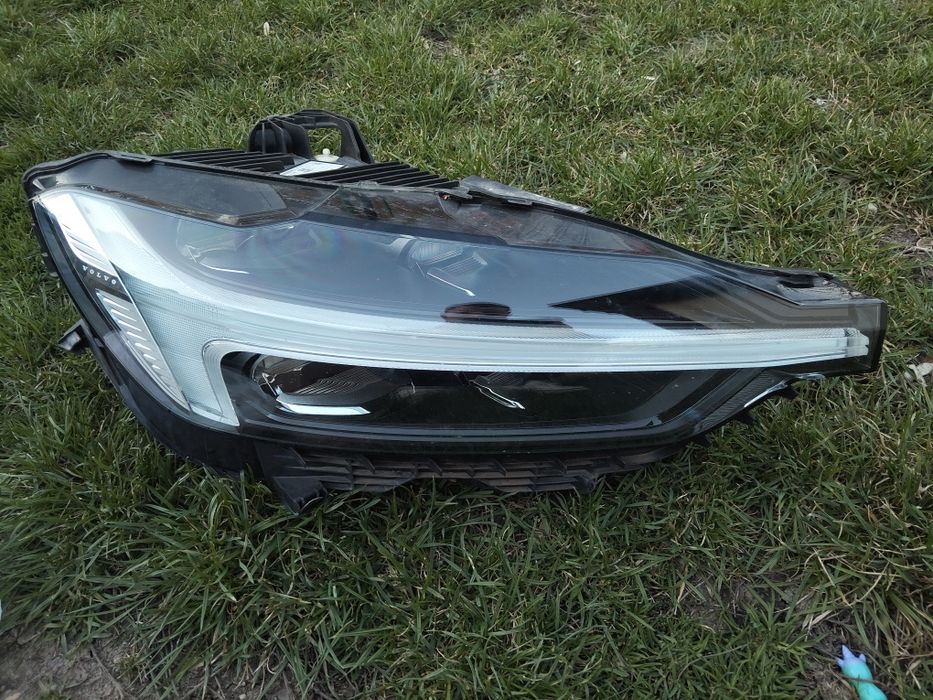 Vând far  ful led XC60 Volvo pereche 2023