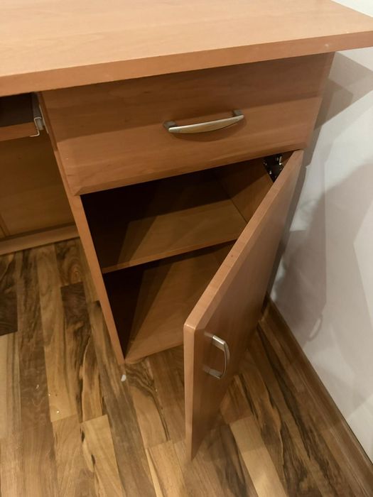 Vând birou folosit, stare excelenta