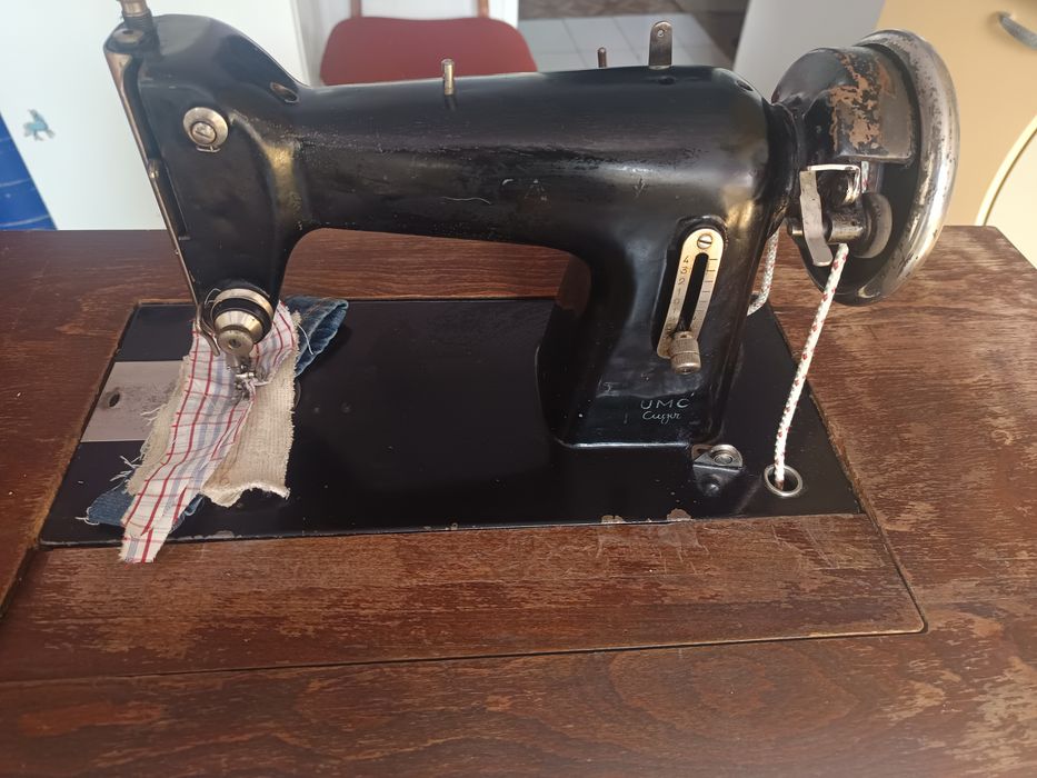 Mașina de cusut  UMC