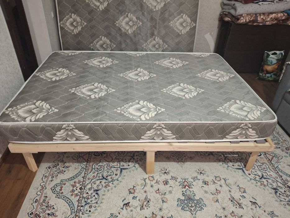 Кровать матрасом хорошим состояние