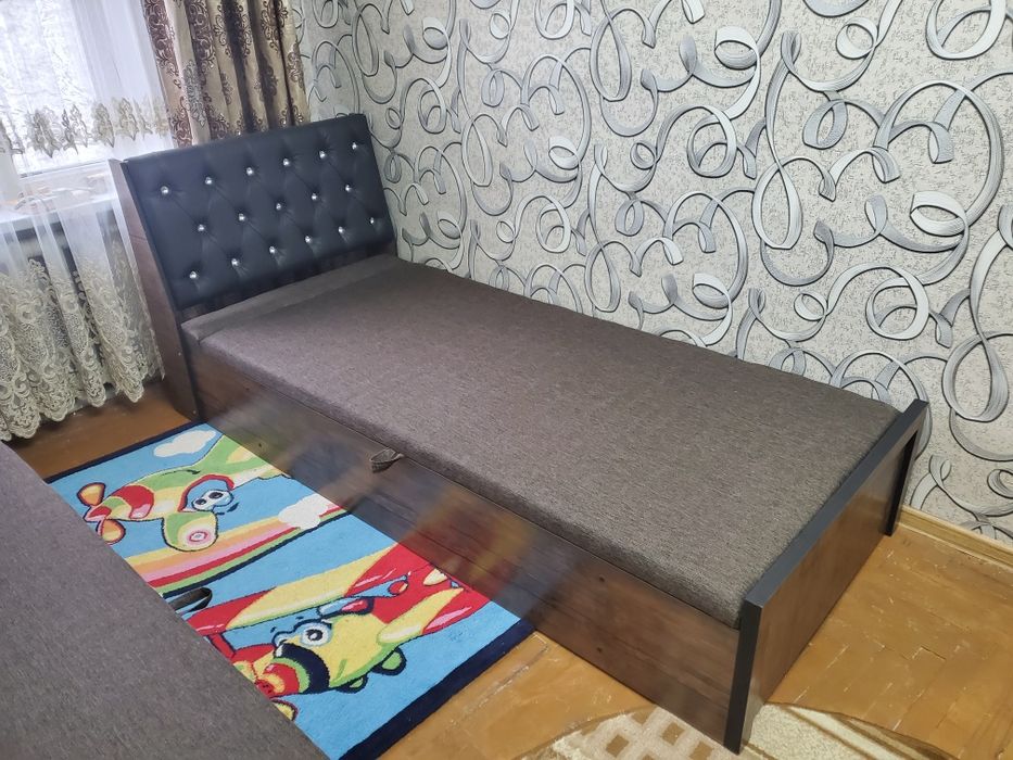 Kravat divan bir kishilik kravat