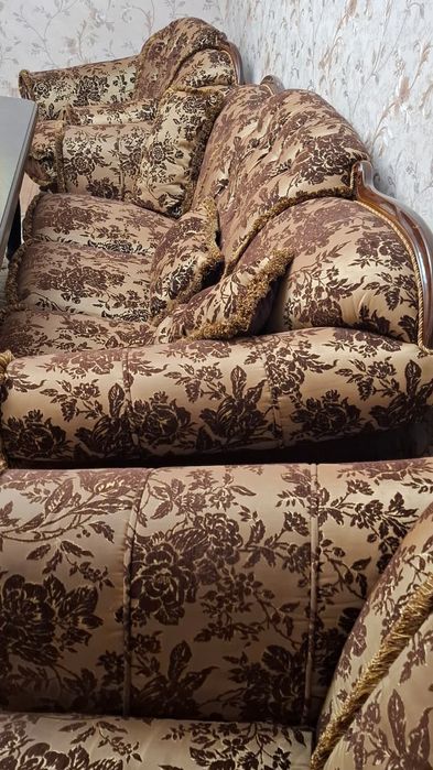 Продам диван и два кресла