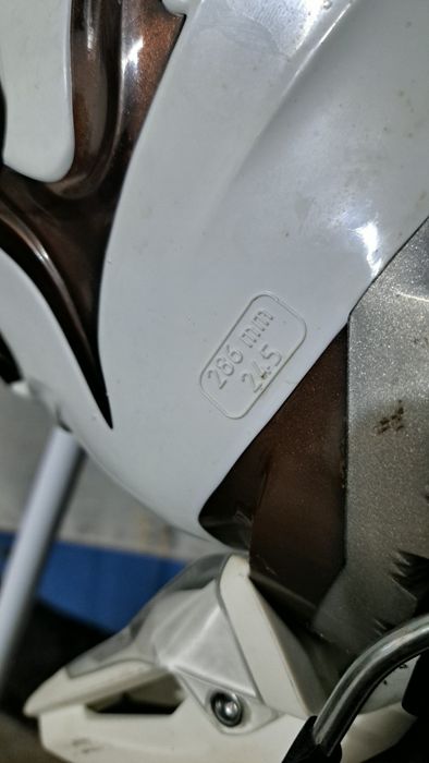 Vînd set ski +clăpari + bețe.