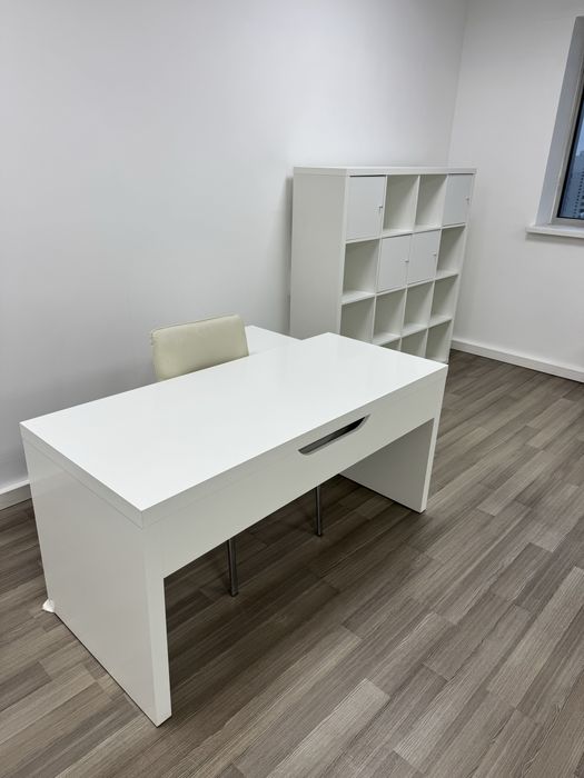 Офисная мебель, столы, стулья, стеллаж, тумбочки.