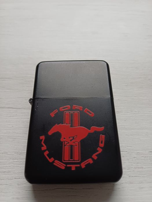 Brichetă tip Zippo Ford Mustang – metalică, stare bună