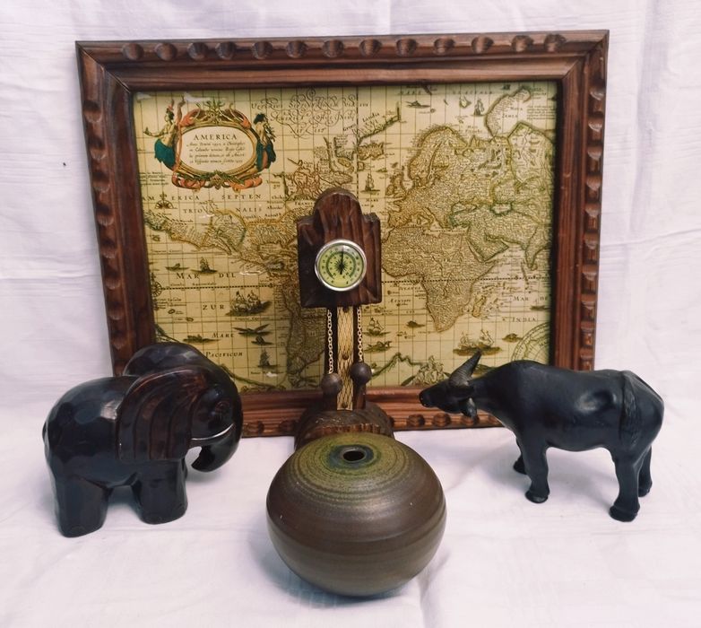 Lot tablou harta lumii și figurine din rășină acrilică elefant, bivol colectia Leonardo, barometru din lemn și vază pt betigașe parfumate.