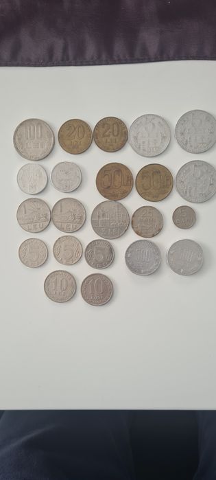 Vând diferite monede de colecție.