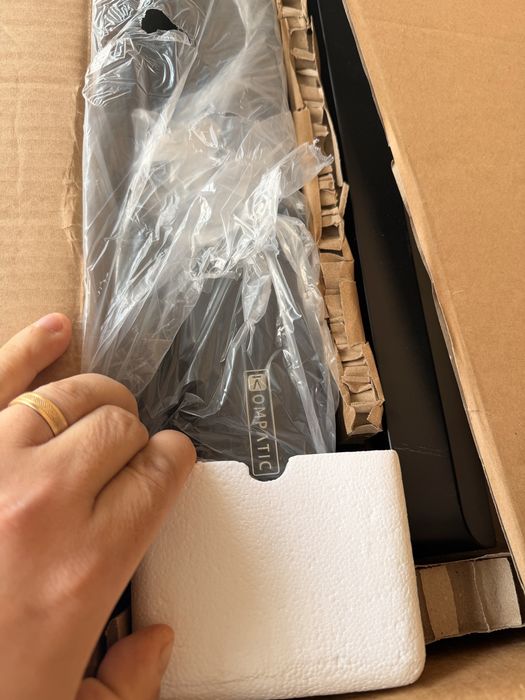 Hota kompactic negru