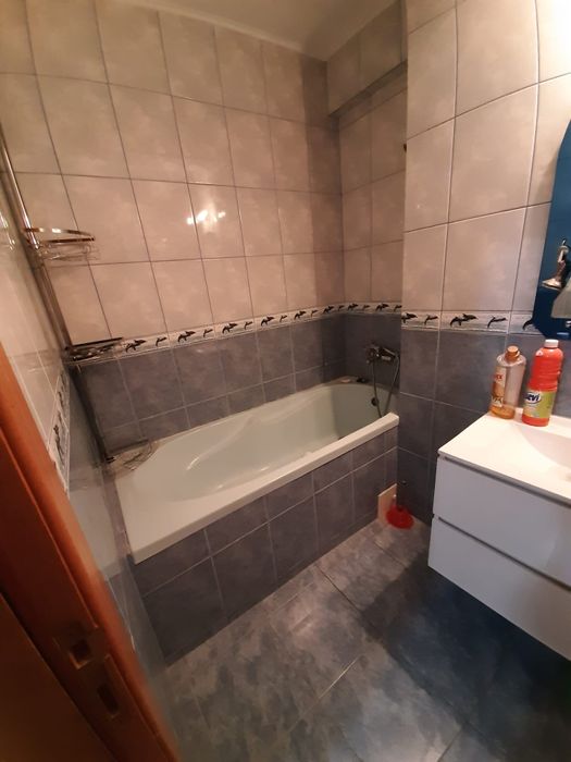 Inchiriez apartament.