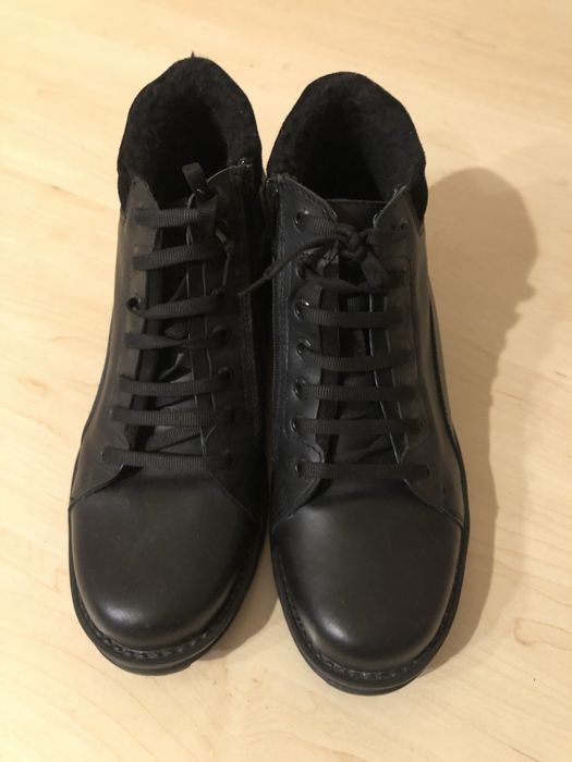 Мъжки обувки от естествена кожа с топла подплата номер 42, цват черен.