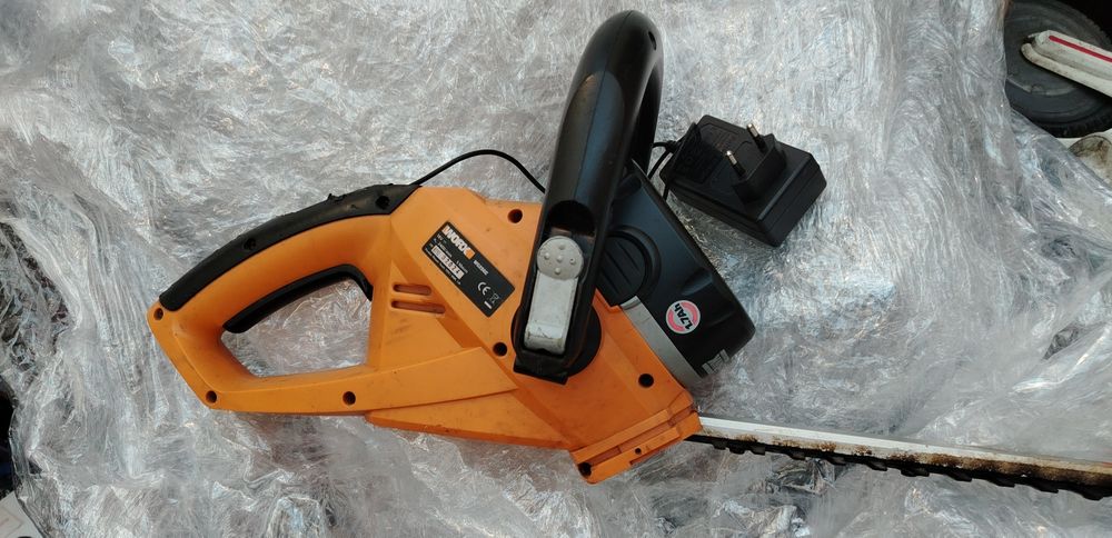Foarfeca cu acumulator pentru gard viu  wg250e  WORX. Are acumulator nou