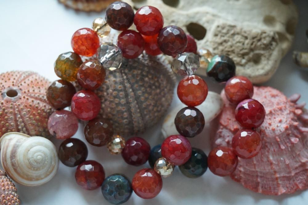 Гривни от естествен камък