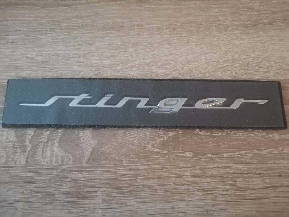 сребрист надпис Kia Stinger малък размер