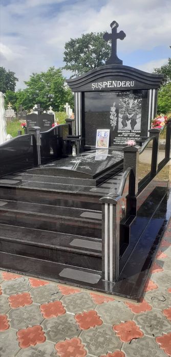 Monumente Funerare
