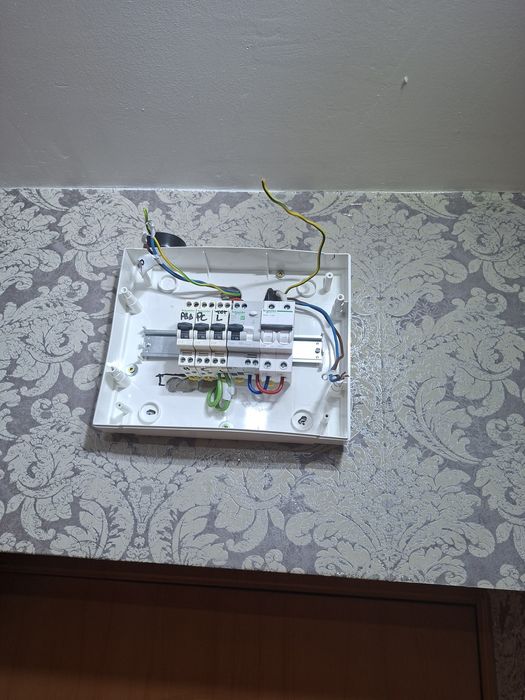 Electrician execut lucrari la case