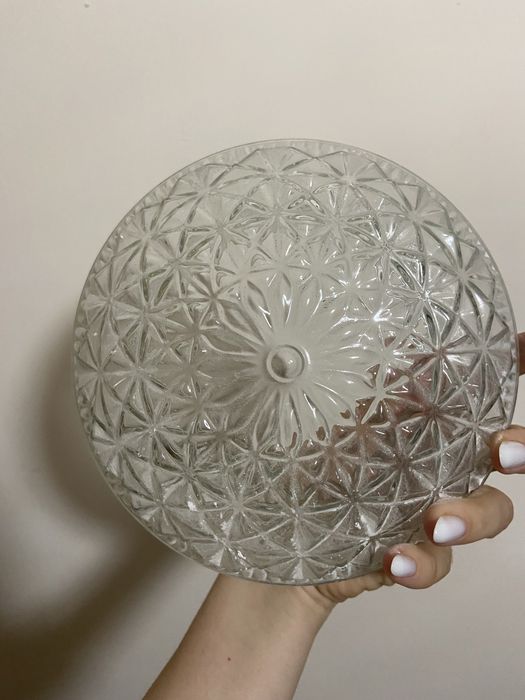 Продам люстры,плафоны на стену