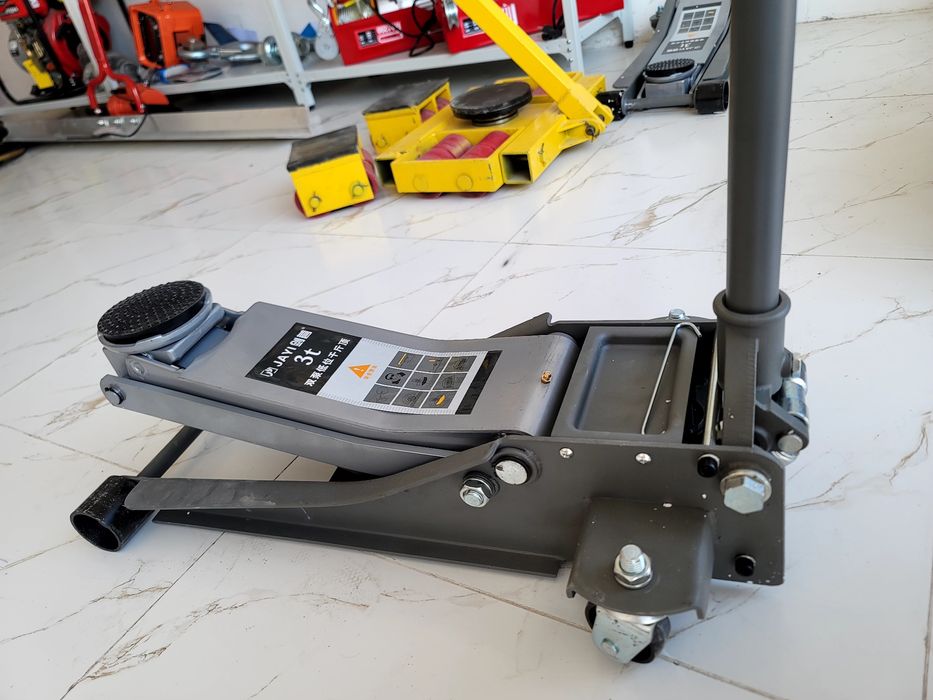 Домкрат гидравлический
подкатной з тонн тележка