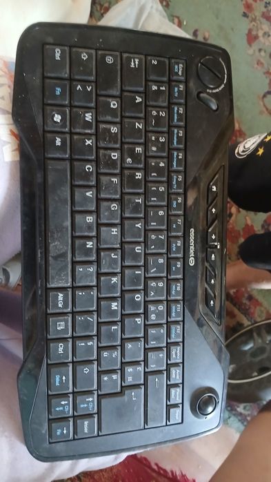 Vând 2 tastaturi