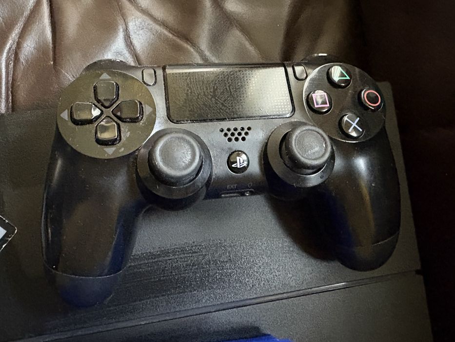 Playstation 4 500 GB, 1 контролер, 5 игри