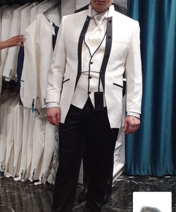 Costum mire, purtat o singura data.