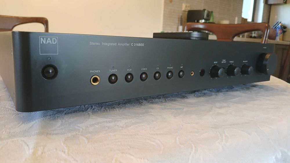 Продавам стерео усилвател NAD C316 BEE V2