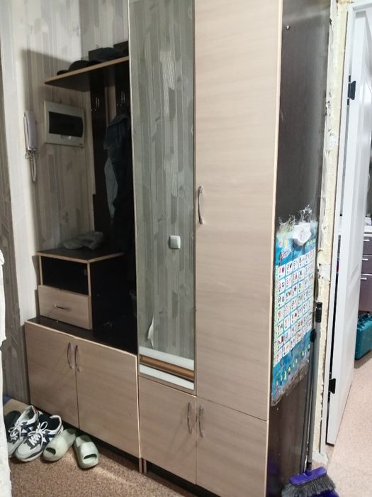 Продам прихожую Шкаф