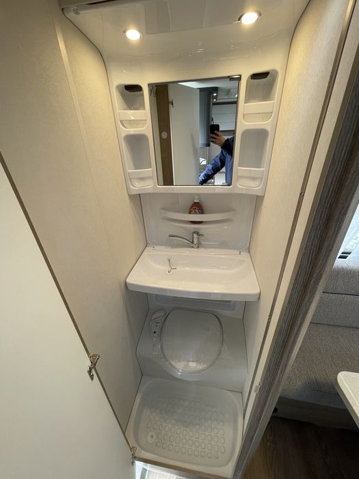 Rulotă nouă premium Hobby OnTour 390Sf pentru 4 persoane