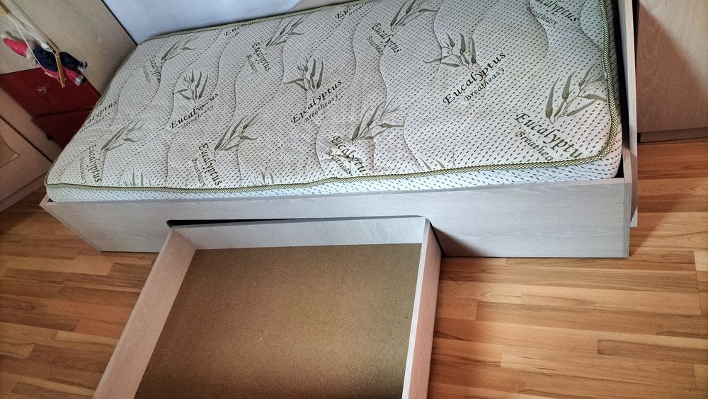 Pat tineret pentru fetițe cu lada cu saltea inclusă