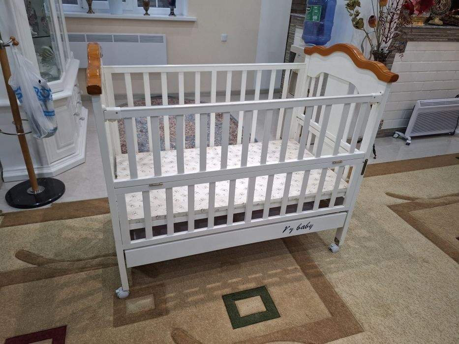 Детская кровать в отличном состоянии, зделано из обработанное дереводе