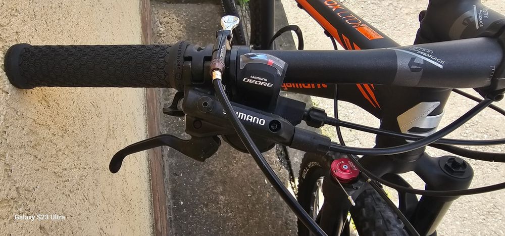 Vand bicicleta in stare aproape noua