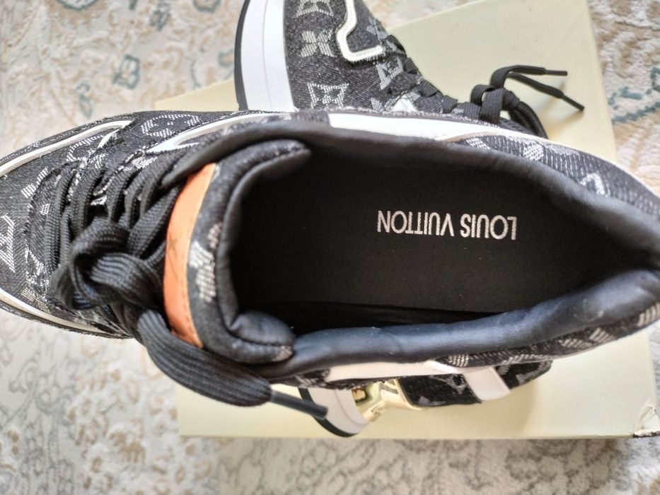 Женские кроссовки