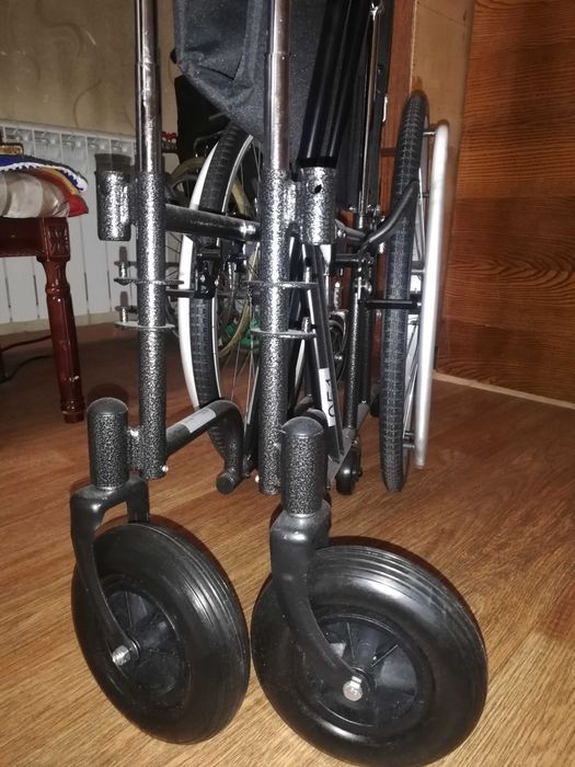 Коляска для инвалидов с высокой спинкой