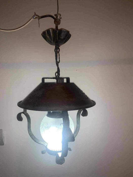 Aplica tavan din fier forjat si adajur de sticla cu ornament de cupru