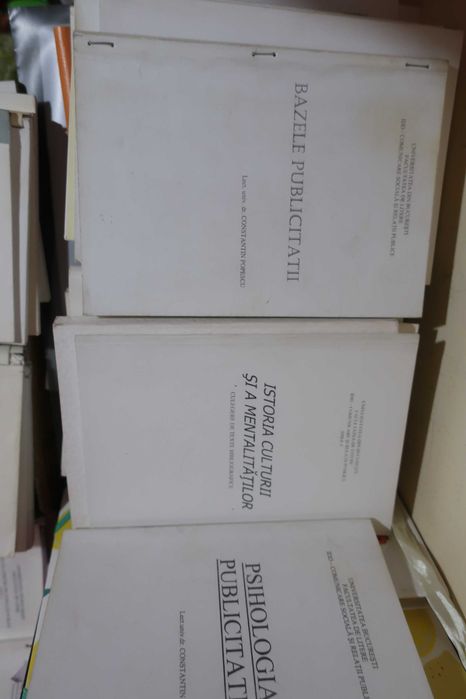 Carti/Cursuri tiparite de facultatea PR Comunicare/UNIBUC