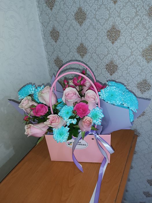 Гүл бүгін силады.Букет сегодня подарили.