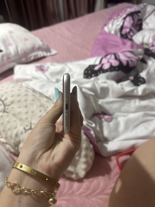 Iphone xr ,stare foarte buna ,cu folie pe el plus 3 huse