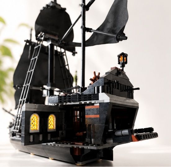 Конструктор корабль из Lego.