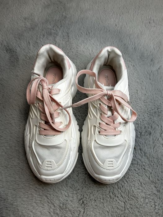 Супер леки бели маратонки!