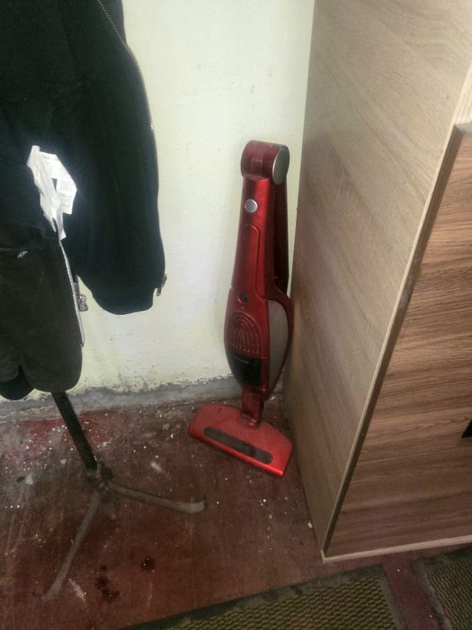 Aspirator electric roșu fără fir