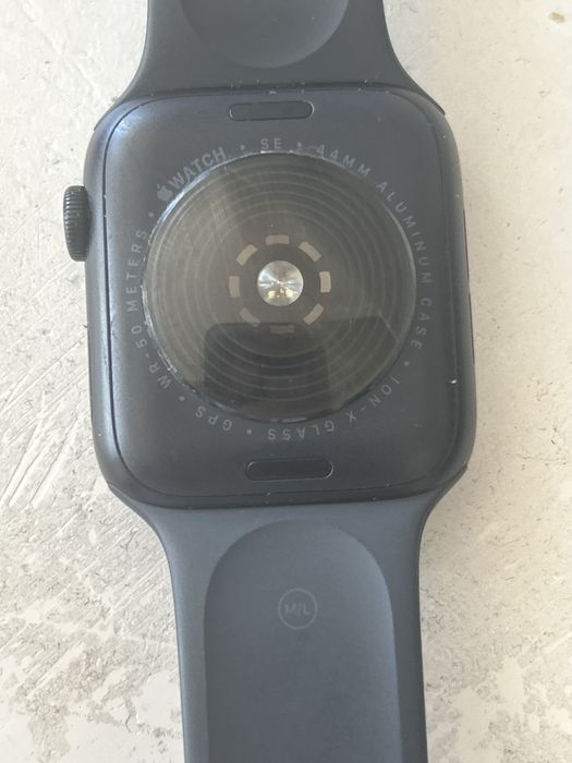 Продам Apple Watch SE