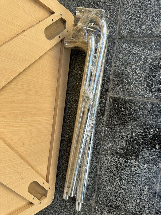 Дървена маса с метални никелирани крака