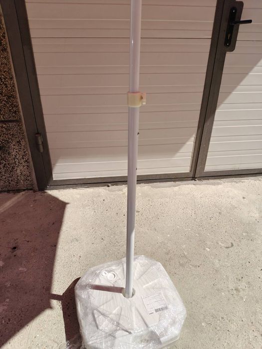 Ветроустойчив градински чадър в червено в комплект с поставка